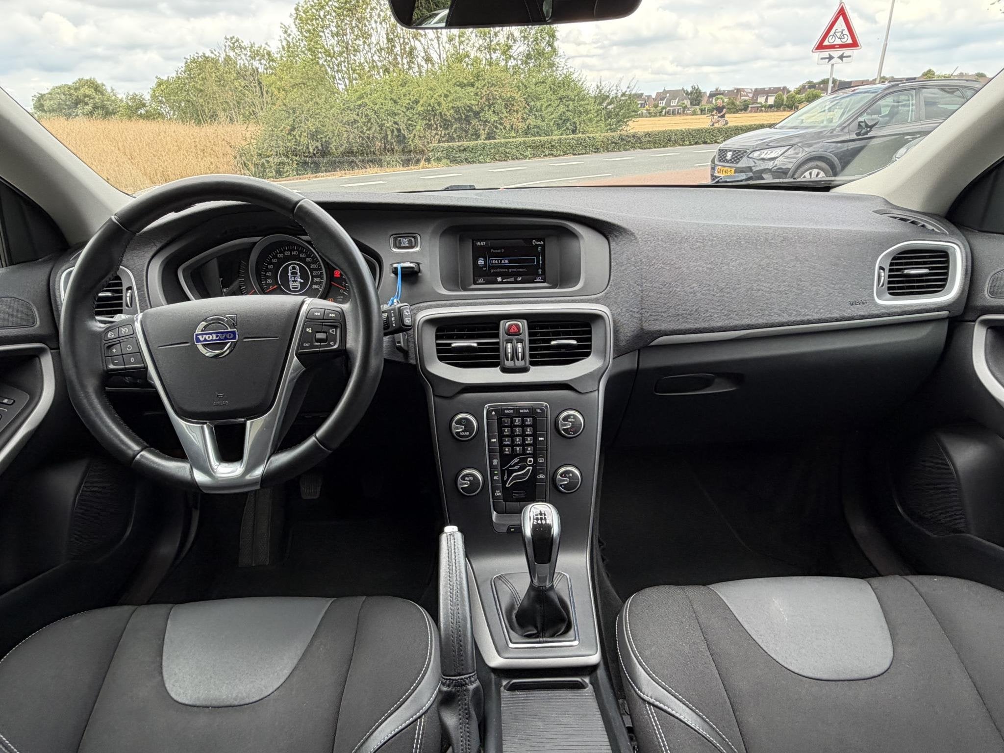 Volvo V40 2.0 T2 Momentum KLIMA | CRUISE CONTROL | BOVAG !, Auto's, Voorwielaandrijving, 12 maanden, Gebruikt, Euro 6