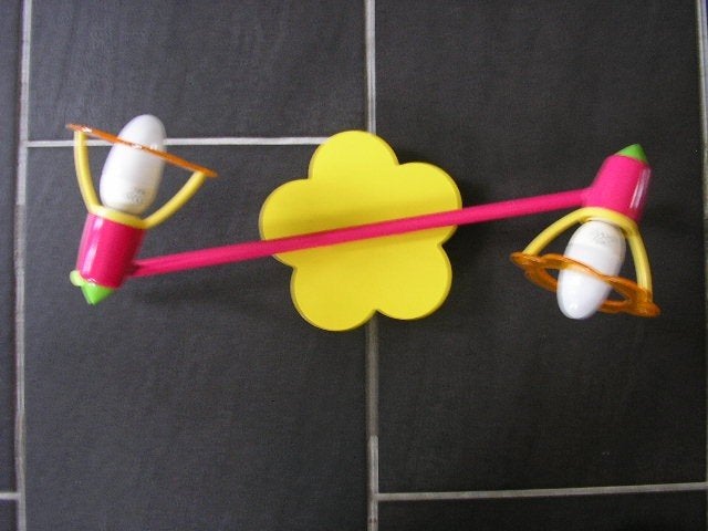 Leuke lamp voor meisjeskamer. ZGAN met vrolijke kleuren, Plafondspot, Ophalen of Verzenden, Zo goed als nieuw, Overige stijlen