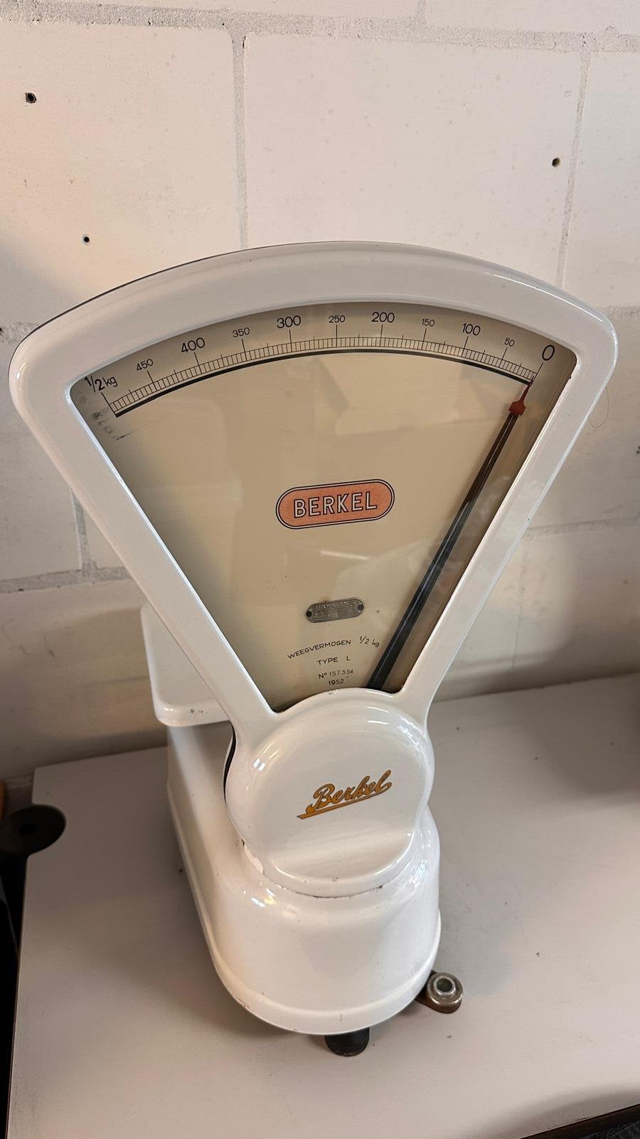 Orginele emaile Berkel weegschaal uit 1952 wit, Ophalen, Minder dan 10 kg, Keukenweegschaal, Zo goed als nieuw