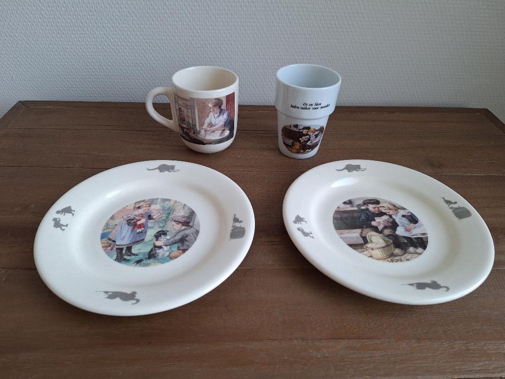 Ot en Sien servies. Ontbijtbordjes, mok en melkbeker., Ophalen, Zo goed als nieuw, Bord(en), Overige stijlen