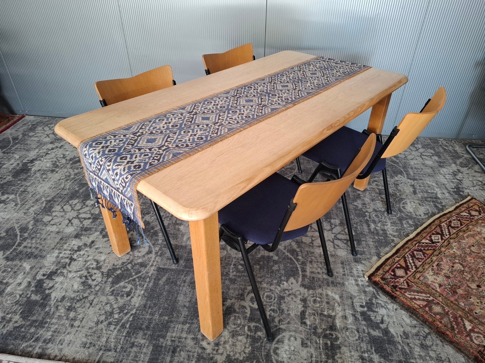 Massief eiken tafel met 4 Vepa stapelstoelen Izgst. Kijk

Mo, Ophalen, Zo goed als nieuw, Eikenhout
