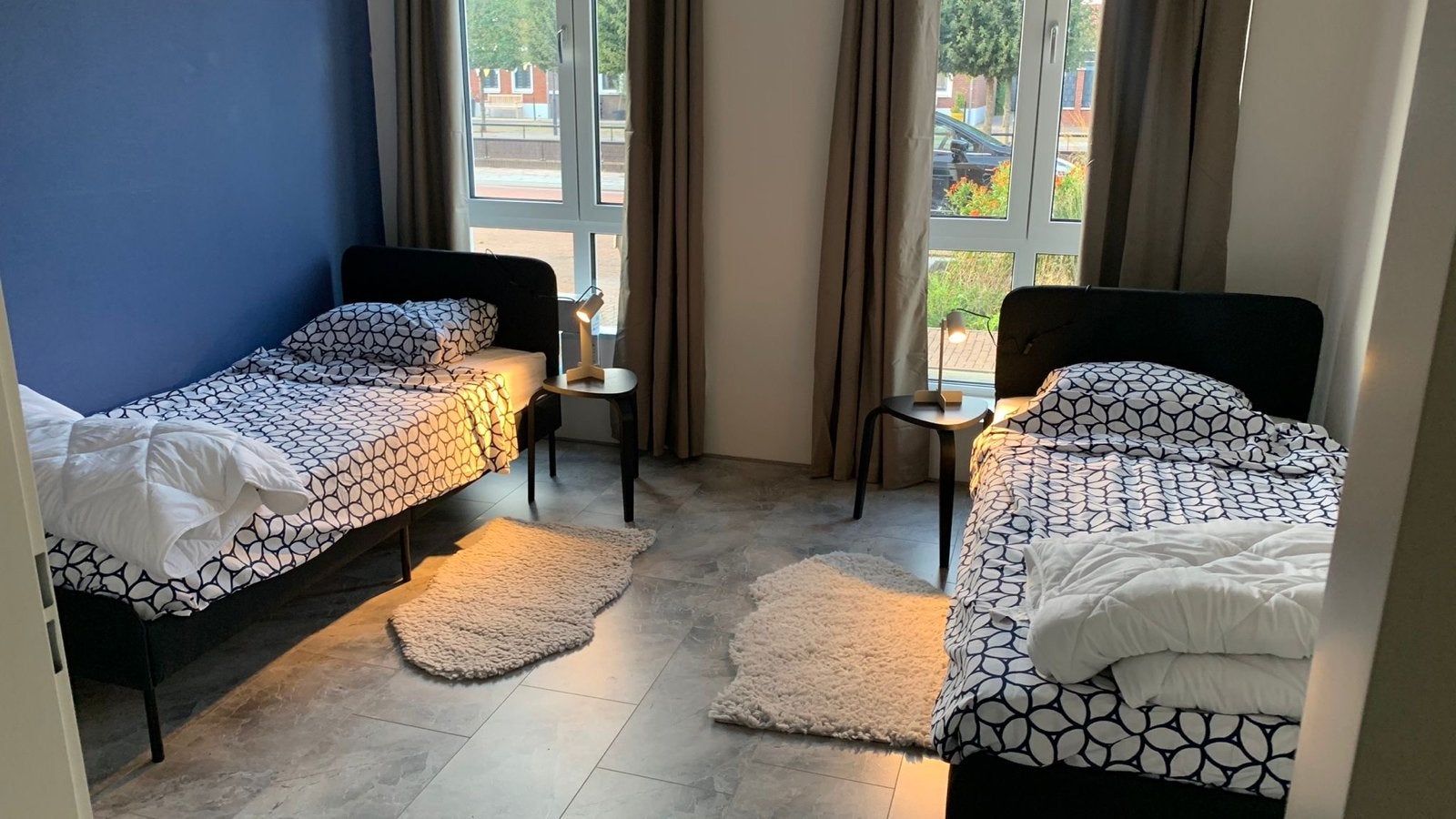 2 IKEA eenpersoonsbedden, donkergrijs met zwarte poten, Ophalen, Gebruikt, 90 cm, Eenpersoons