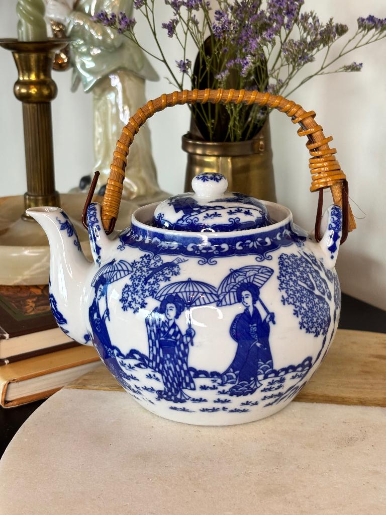 Vintage Theepot Blauw Wit Japans Bamboe Handvat, Ophalen of Verzenden