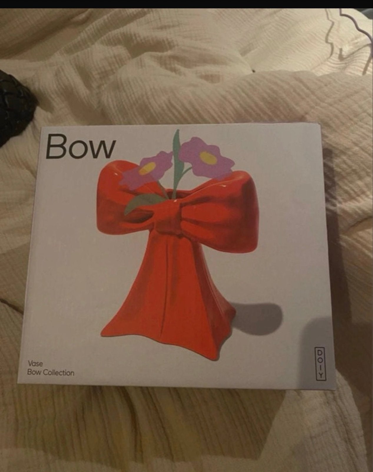 DOY Bow Vaas - Rood Strik Design, Overige materialen, Met patroon/structuur, Nieuw, Ophalen of Verzenden