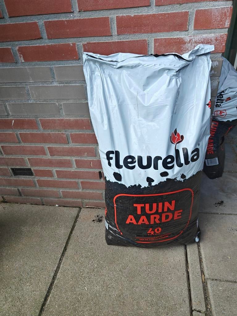 2 zakken nieuwe tuinaarde 40 liter per zak, Ophalen