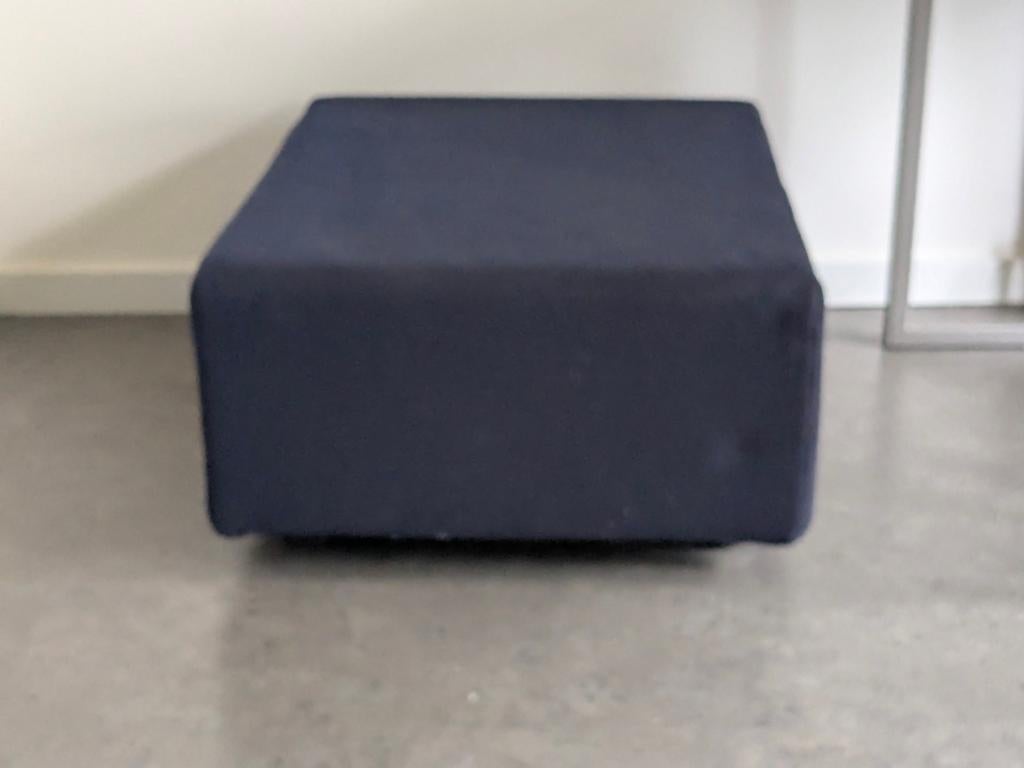 Vitra Donkerblauwe hocker van de polder sofa Hella Jongerius, Huis en Inrichting, Modern fesign, 75 tot 100 cm, Ophalen of Verzenden