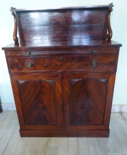 Mahonie opbergmeubel met galerij., Ophalen