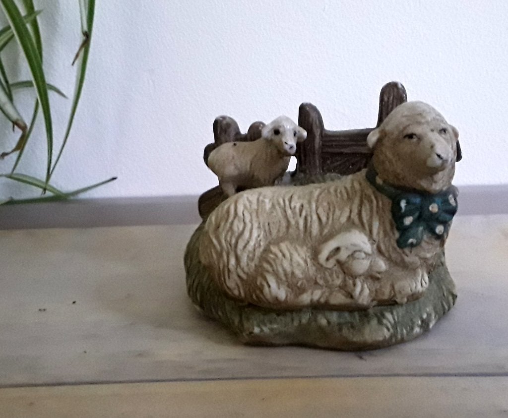Beeldje van mama schaap met lammeren - lammetjes - lente - v, Ophalen of Verzenden, Gebruikt, Boerderijdier, Beeldje of Figuurtje