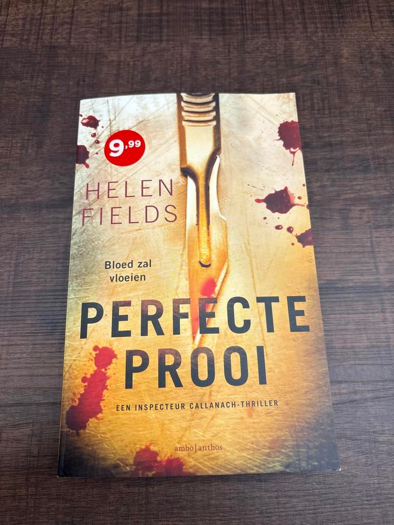 Perfecte Prooi - Helen Fields (Inspecteur Callanach-thriller, Ophalen of Verzenden, Zo goed als nieuw, Nederland