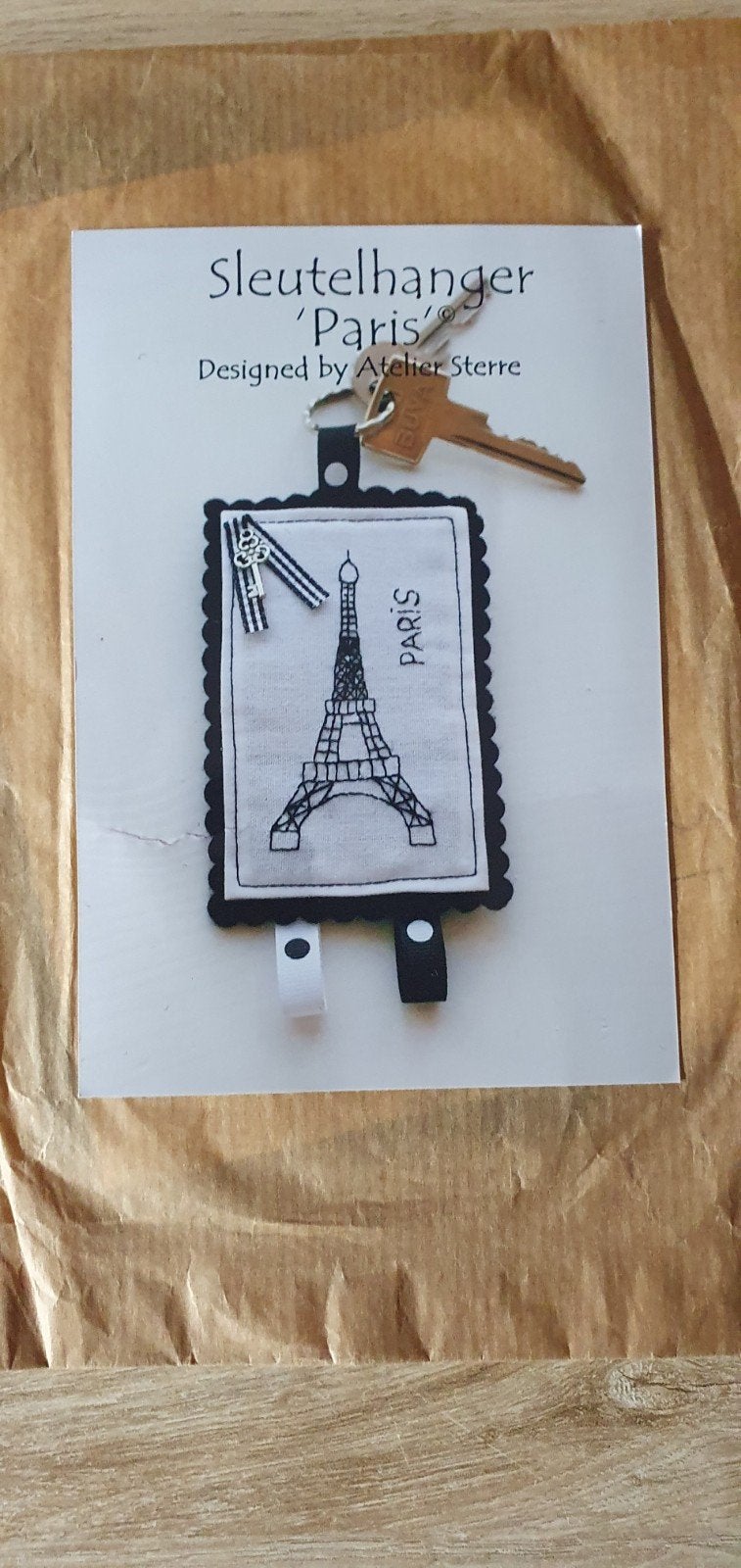 sleutelhanger van vilt maken 'Paris', Hobby en Vrije tijd, Vilt, Ophalen of Verzenden, Nieuw, Figuurtje(s)