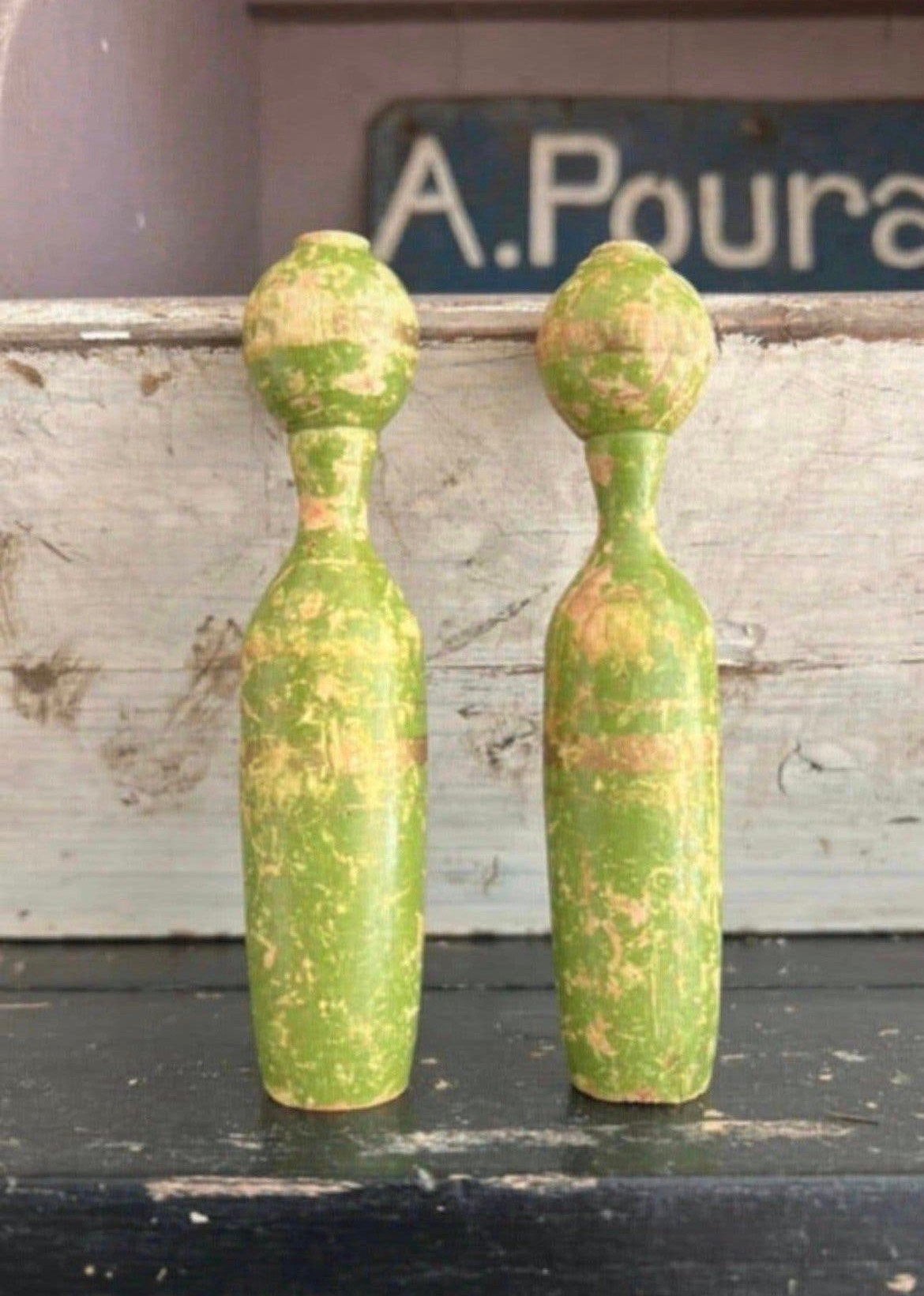 Twee franse houten groene kegeltjes, Verzenden