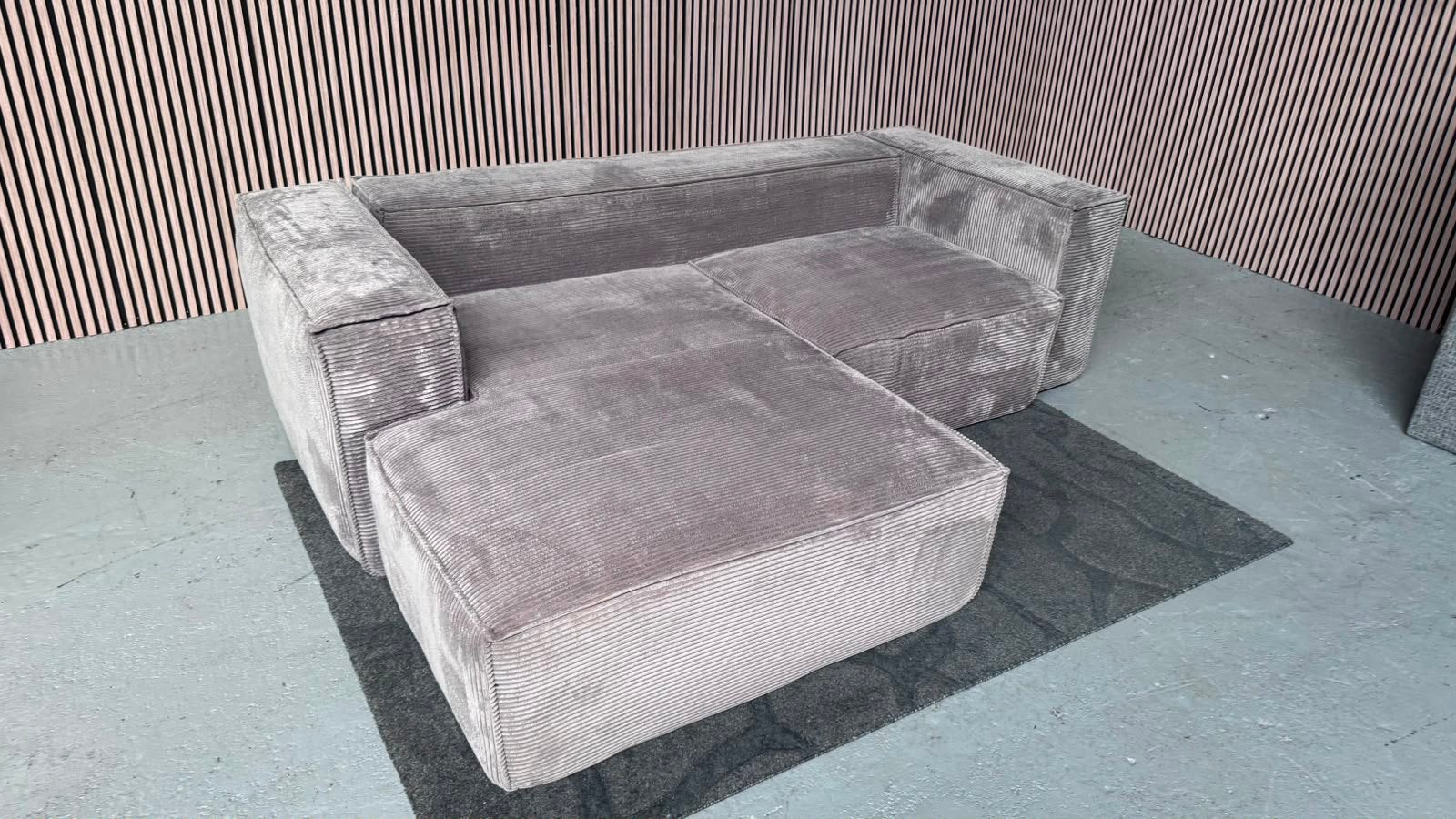 GRATIS LEVERING Ribstof Loungebank Grijs 255x180 GEREINIGD, 250 tot 300 cm, Hoekbank, Ophalen of Verzenden, Zo goed als nieuw
