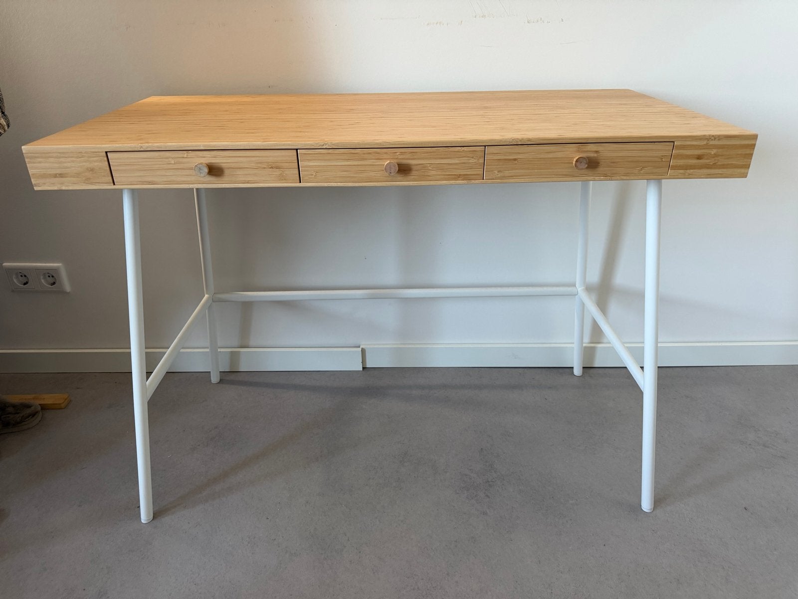 IKEA Lillasen bamboe bureau, 3 lades, wit metalen onderstel, Huis en Inrichting, Ophalen, Gebruikt, Computerbureau, Wit