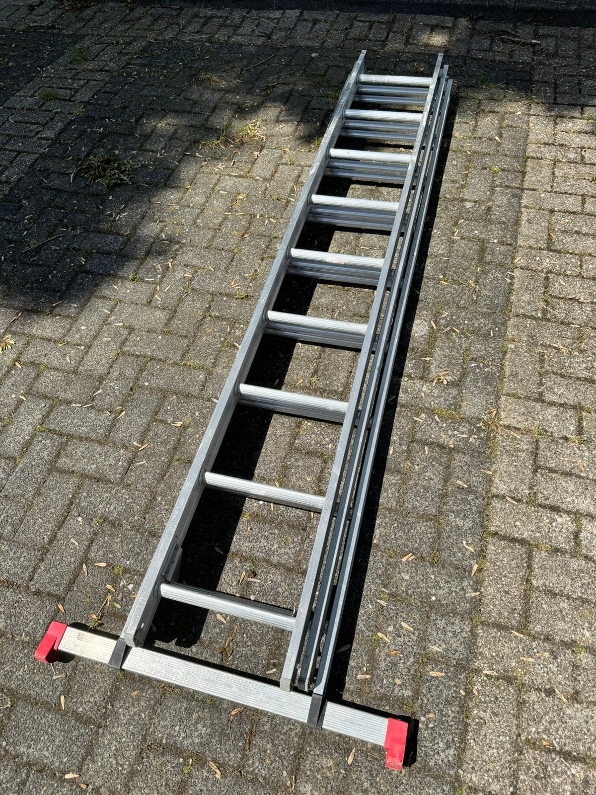 Professionele aluminium driedelige 3x9 ladder, Doe-het-zelf en Verbouw, Ladders en Trappen, Ophalen, Zo goed als nieuw, 4 meter of meer