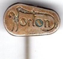 Norton zilverkleurig motorfiets speldje ( G_110 ), Verzamelen, Speldjes, Pins en Buttons, Verzenden, Zo goed als nieuw, Transport