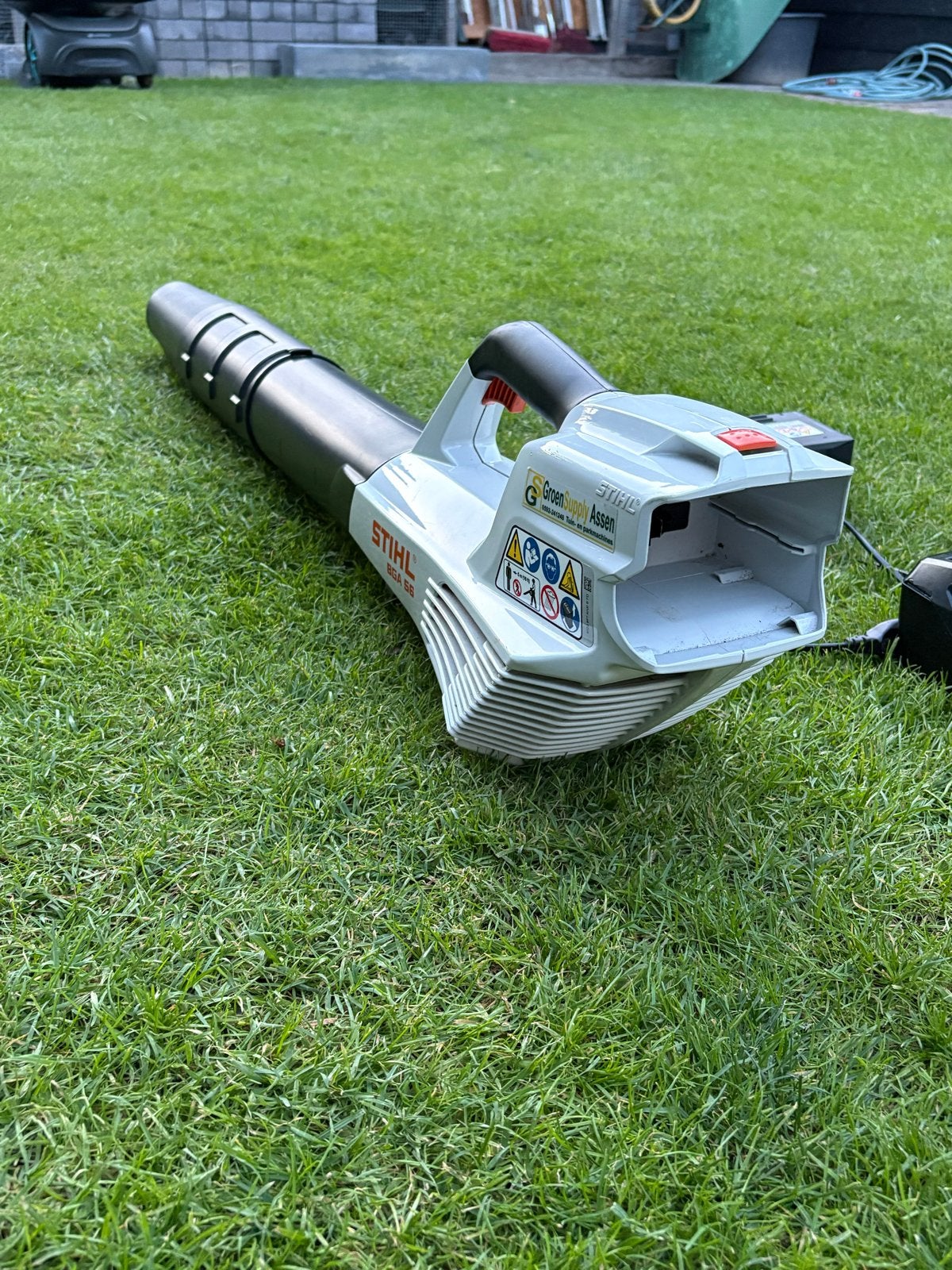 Stihl BGA 56 Bladblazer met AK20 Accu en AL101 Oplader, Ophalen, Zo goed als nieuw, Accu, Handgedragen