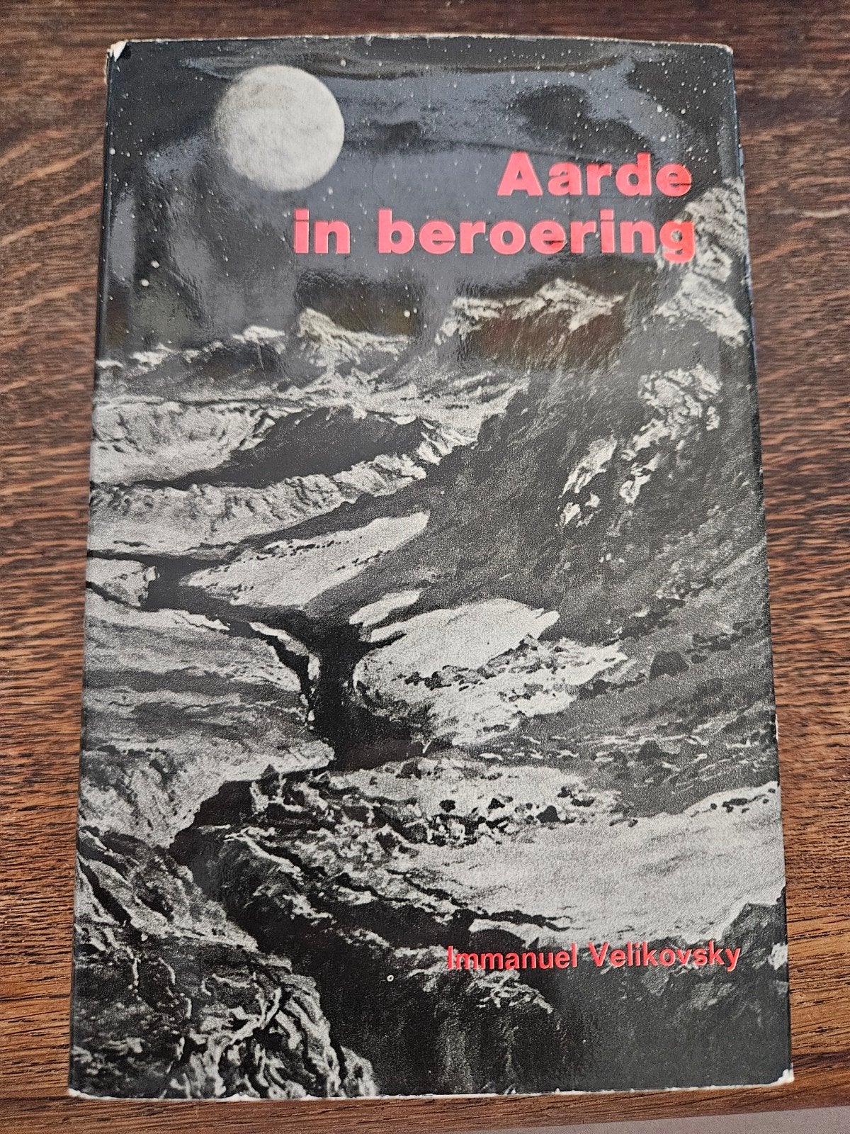 Aarde in beroering - Immanuel Velikovsky, Boeken, Ophalen of Verzenden, Gelezen, Immanuel Velikovsky