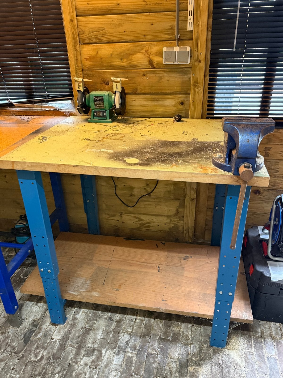 Professionele werkbank met bankschroef en slijpmachine, Doe-het-zelf en Verbouw, Ophalen, Gebruikt, 120 tot 170 cm, Bankschroef