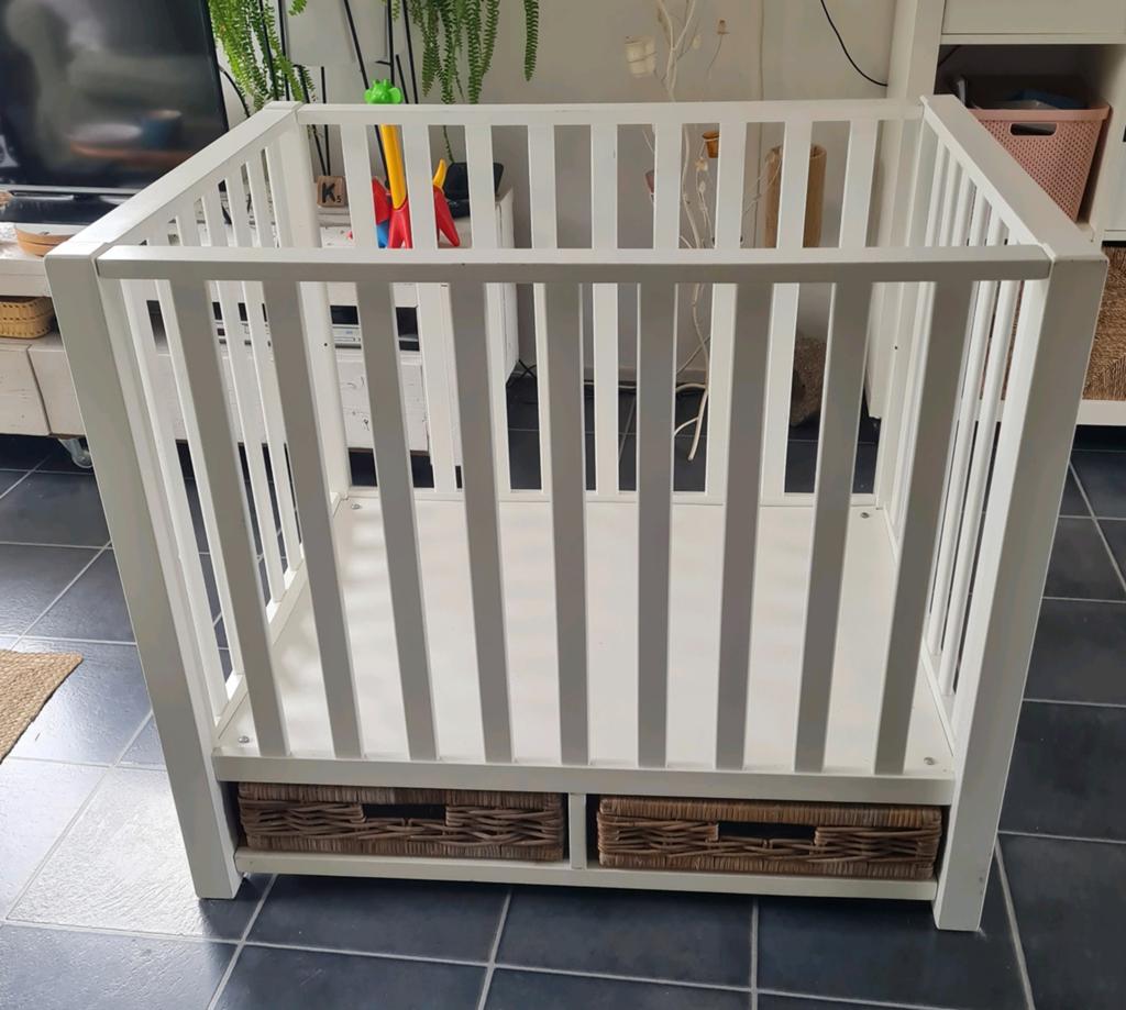 Mooie box met verhoging en 2 rieten manden, Ophalen, Gebruikt, In hoogte verstelbaar