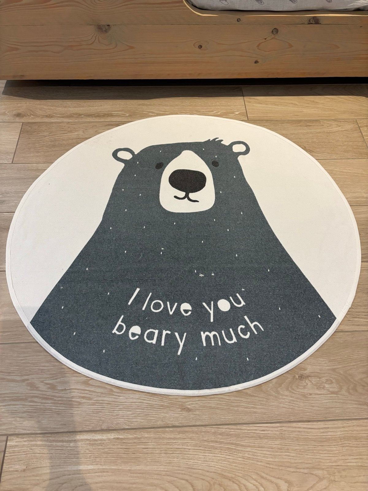 Rond vloerkleed met beer en tekst 'I love you beary much', Ophalen of Verzenden, Zo goed als nieuw, Kleed of Kussen