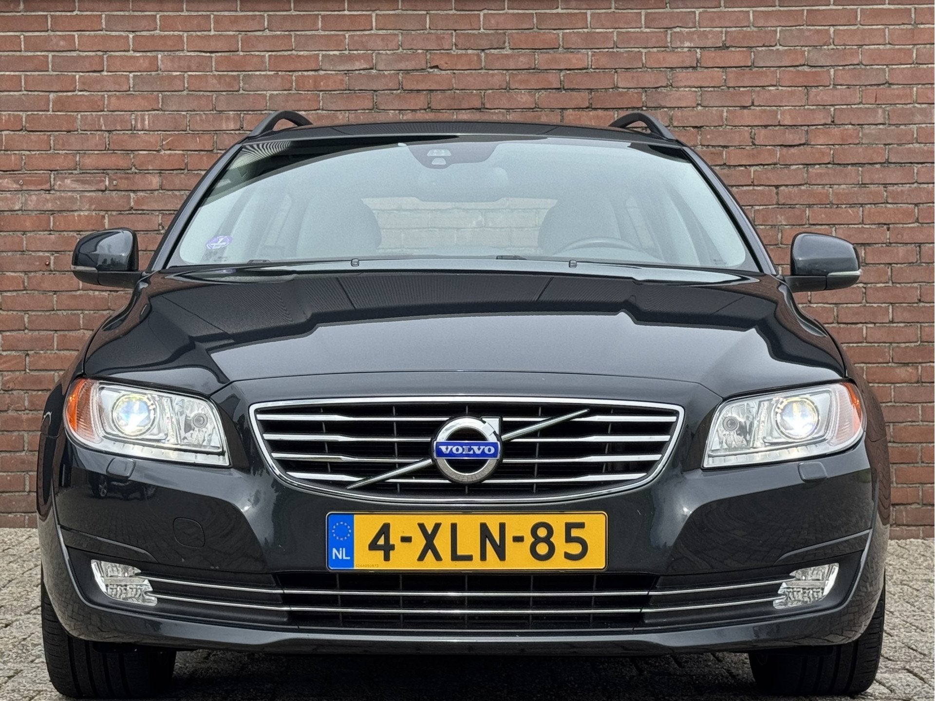 Volvo V70 1.6 T4 MOMENTUM | NL-AUTO! | DEALER OH! | LEDER!, Auto's, Euro 5, Beige, 4 cilinders, 179 pk