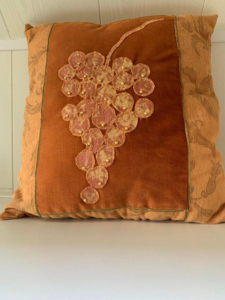 Handgemaakt sierkussen 40x40 cm terra cotta met druivenrank, Ophalen of Verzenden, Nieuw, Overige kleuren, Vierkant