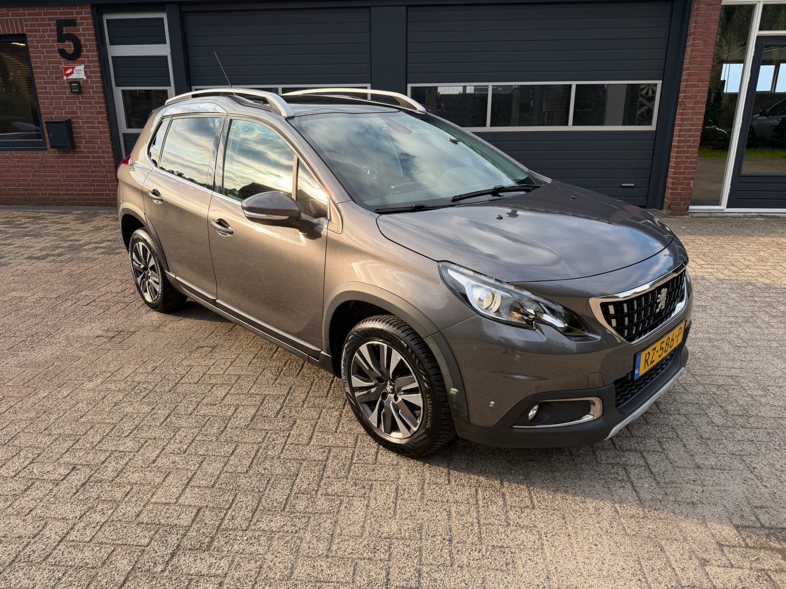 Peugeot 2008 1.2 VTI ALLURE 81KW 2018 CAM|TREKHAAK|NAVI, Auto's, Voorwielaandrijving, Dealer onderhouden, 1250 kg, Leder en Stof