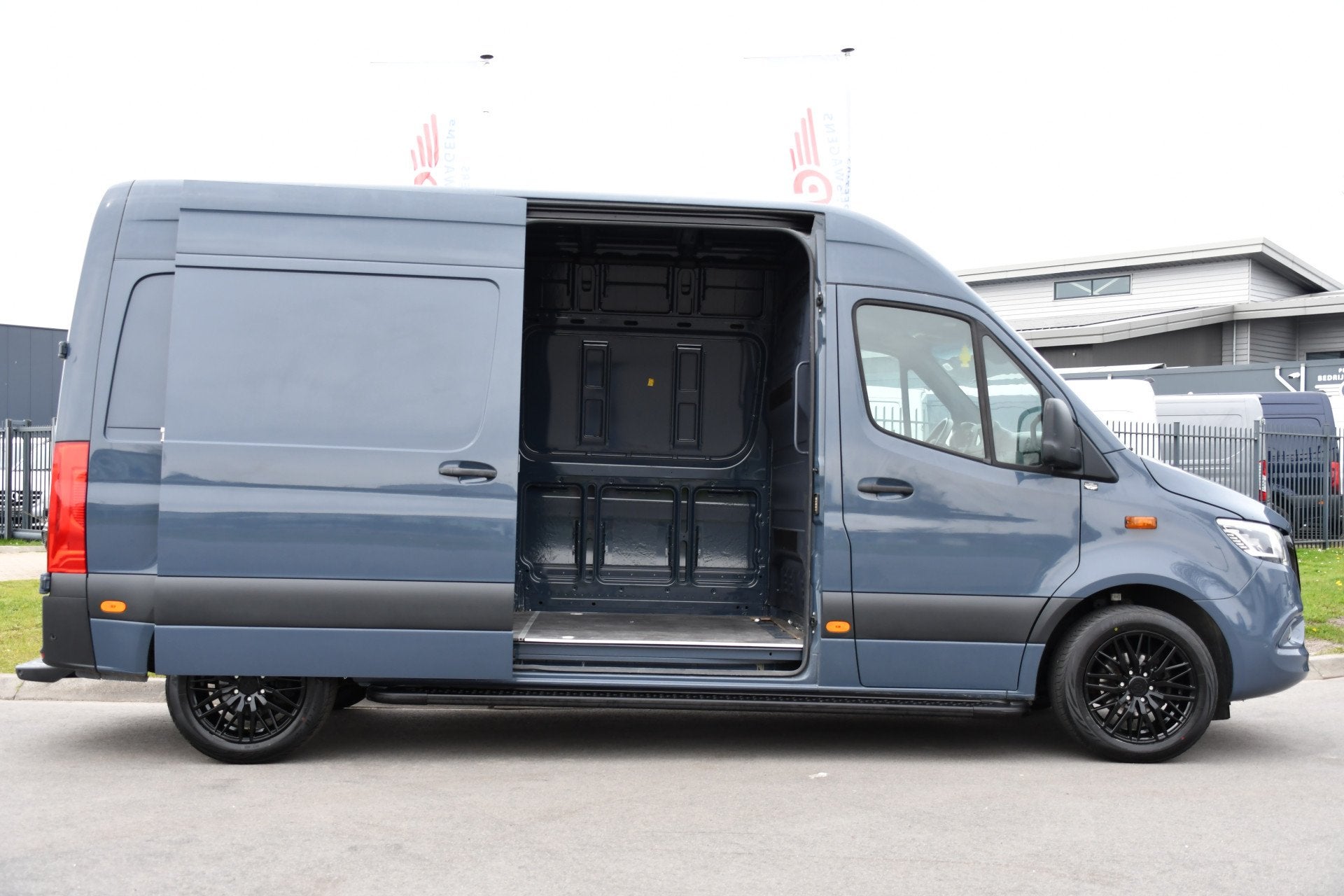 Foto 12 van Mercedes-Benz Sprinter 315 1.9 CDI L2H2 AMG Edition Adaptiev