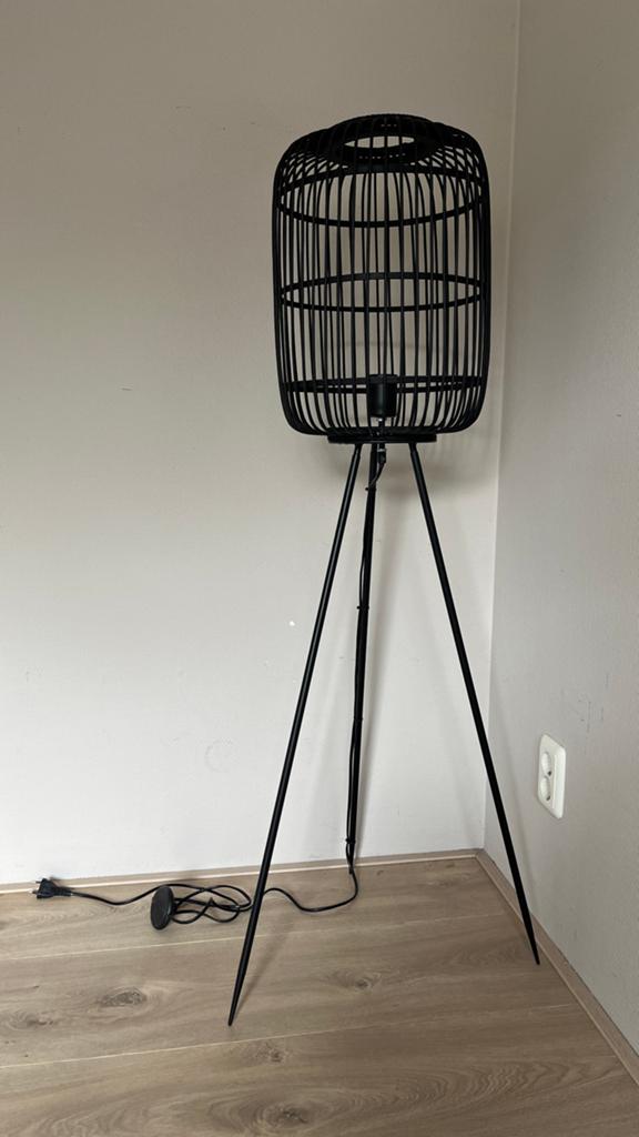 Staande lamp vogelkooi zwart rotan 125cm met vloerschakelaar, Huis en Inrichting, Ophalen, Zo goed als nieuw, Overige materialen