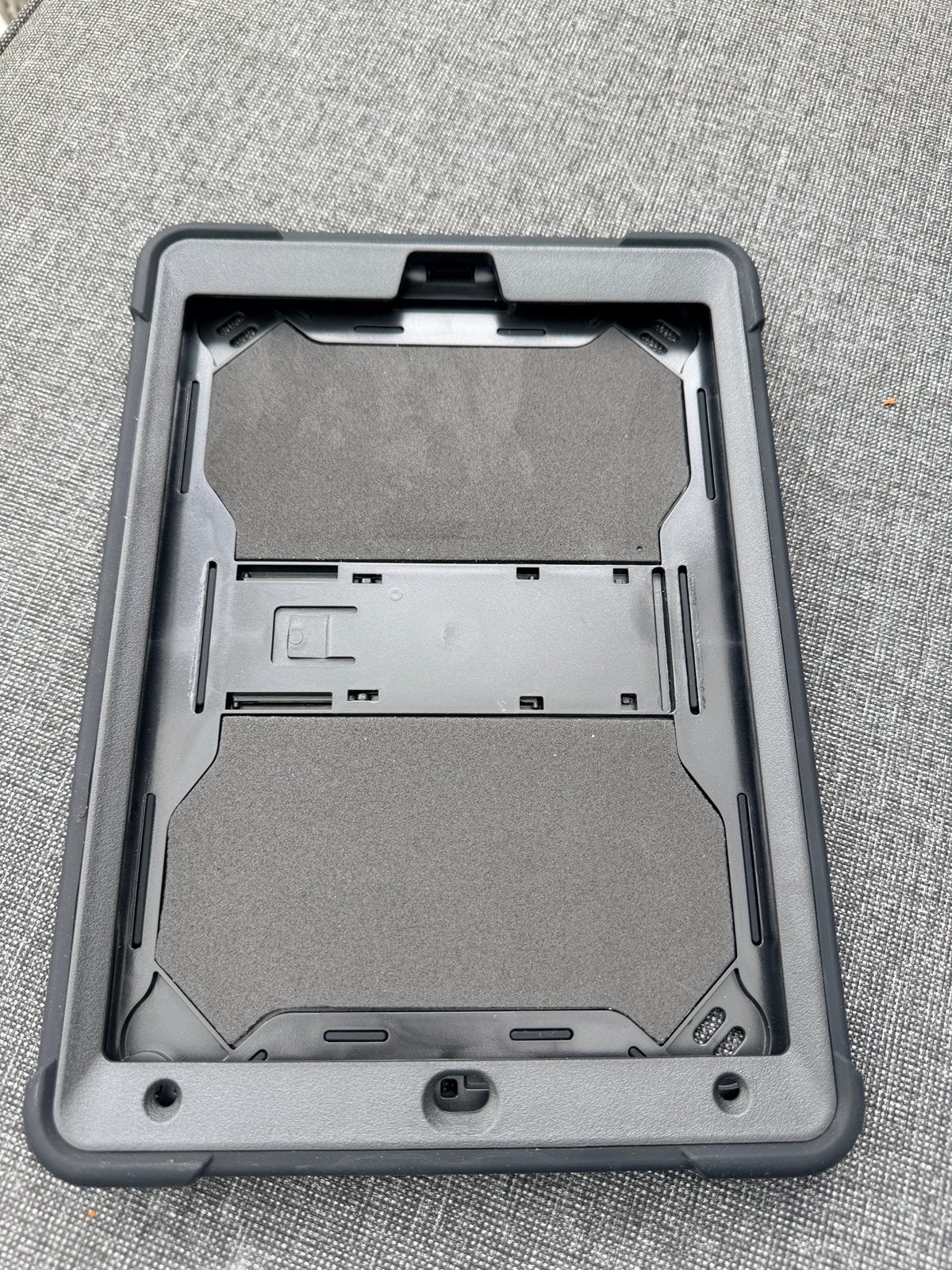 Foto 4 van Defecte ipad 7. 128gb Incl beschermhoezen