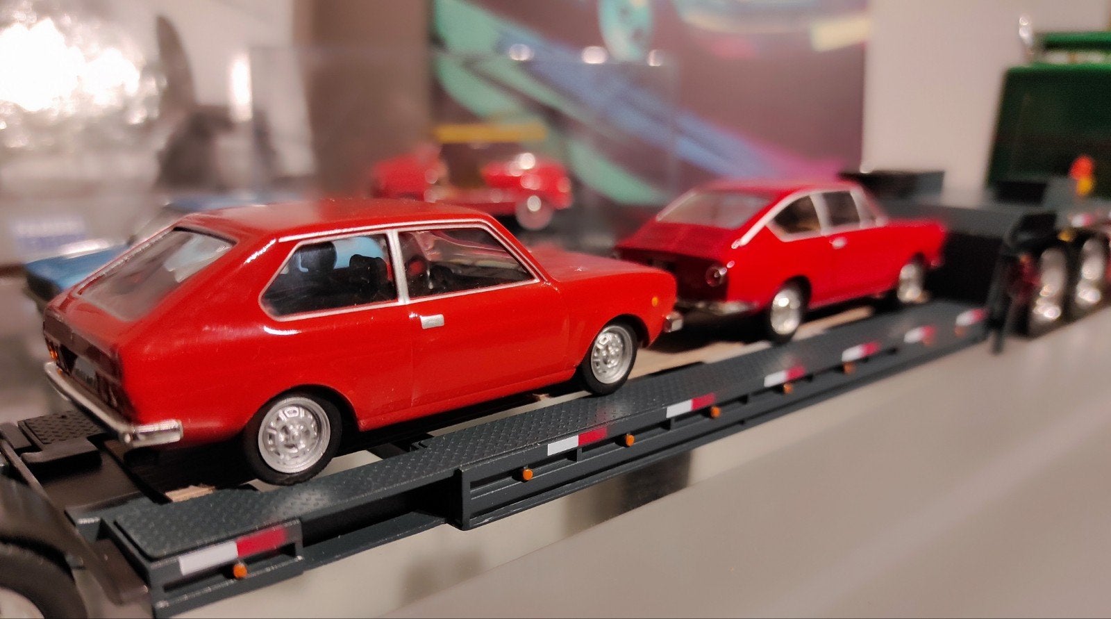 Fiat 128 Coupé rood 1977 1:43 met kleuren magazine., Ophalen of Verzenden, Auto, Overige merken