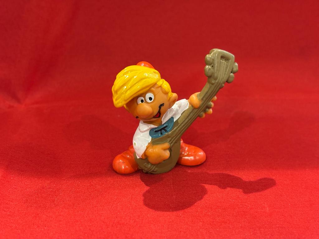Pirrewiet met snaarinstrument 5 cm  Schleich 1978 Peyo smurf, Verzamelen, Smurfen, Ophalen, Zo goed als nieuw, Overige Smurfen