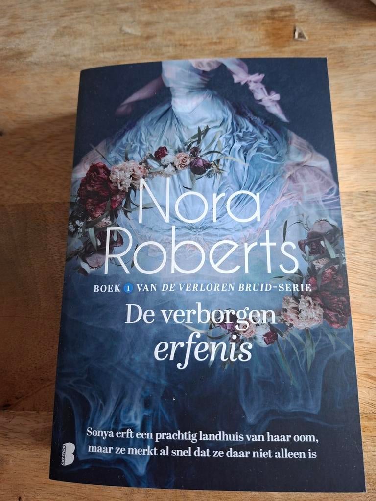 Nora Roberts - De verborgen erfenis, Boeken, Romans, Zo goed als nieuw, Nederland, Ophalen of Verzenden