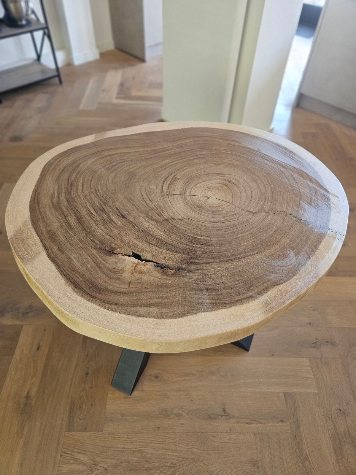Unieke salontafel met massief blad en asymmetrische voet, Huis en Inrichting, Tafels | Eettafels, Ophalen, Modern, Industrieel, Uniek