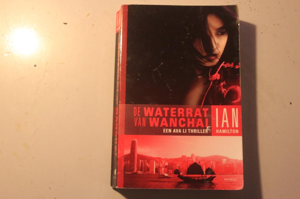 803v - boek - de waterrat van wanchai - ian hamilton, Ophalen of Verzenden, Gelezen