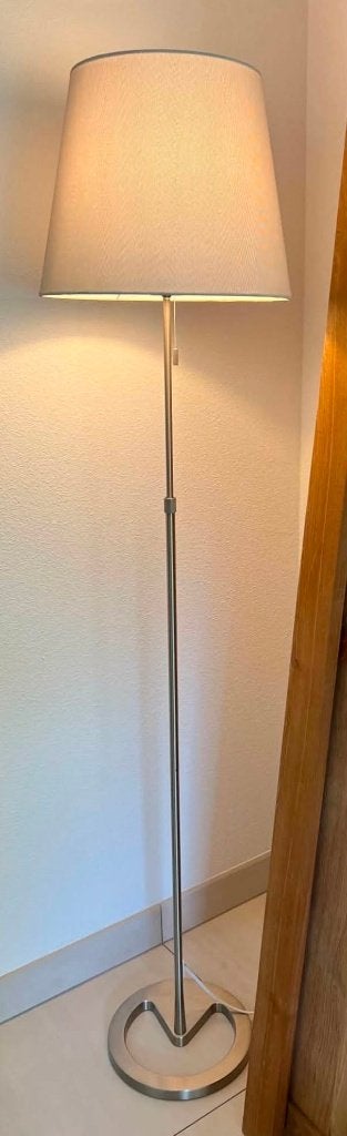 MOET WEG: NYFORS Staande lamp, vernikkeld wit, Huis en Inrichting, Ophalen, Zo goed als nieuw, Stof, 150 tot 200 cm