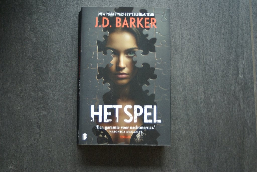 HET SPEL...... J.D Barker 2024, Ophalen of Verzenden, Zo goed als nieuw, J.D. Barker