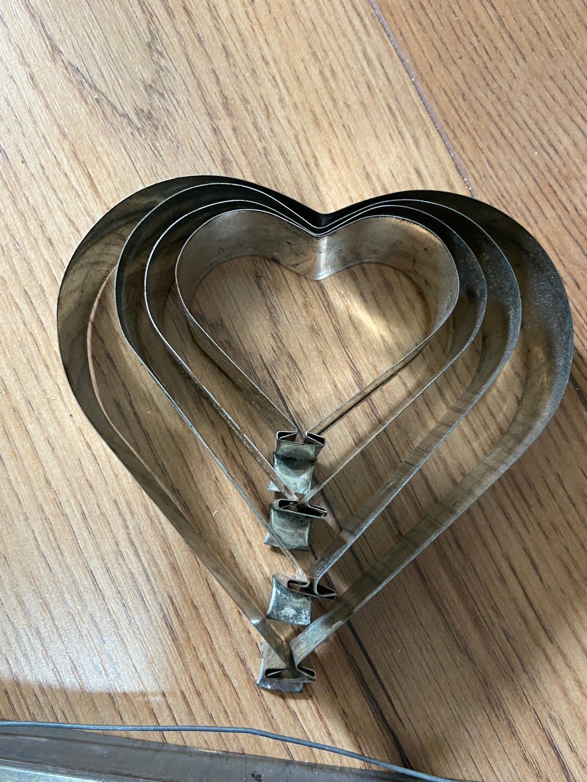Foto 2 van Borstplaat vormen oude metalen hartvorm bakkerij 4 stuks 5,-