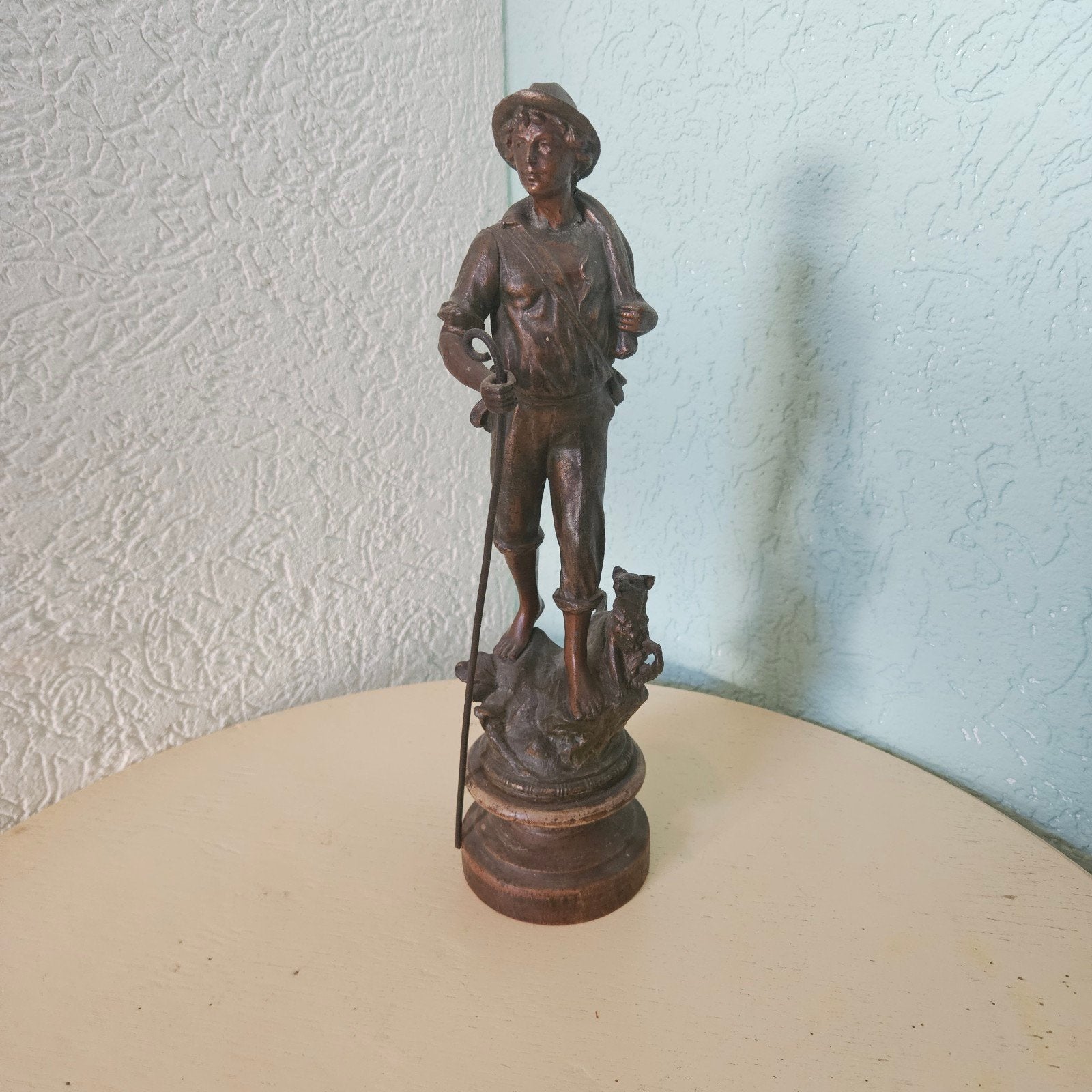 Antiek bronzen beeldje van een man met hond, Antiek en Kunst, Ophalen, 20 - 50 cm, Beeld, Bruin
