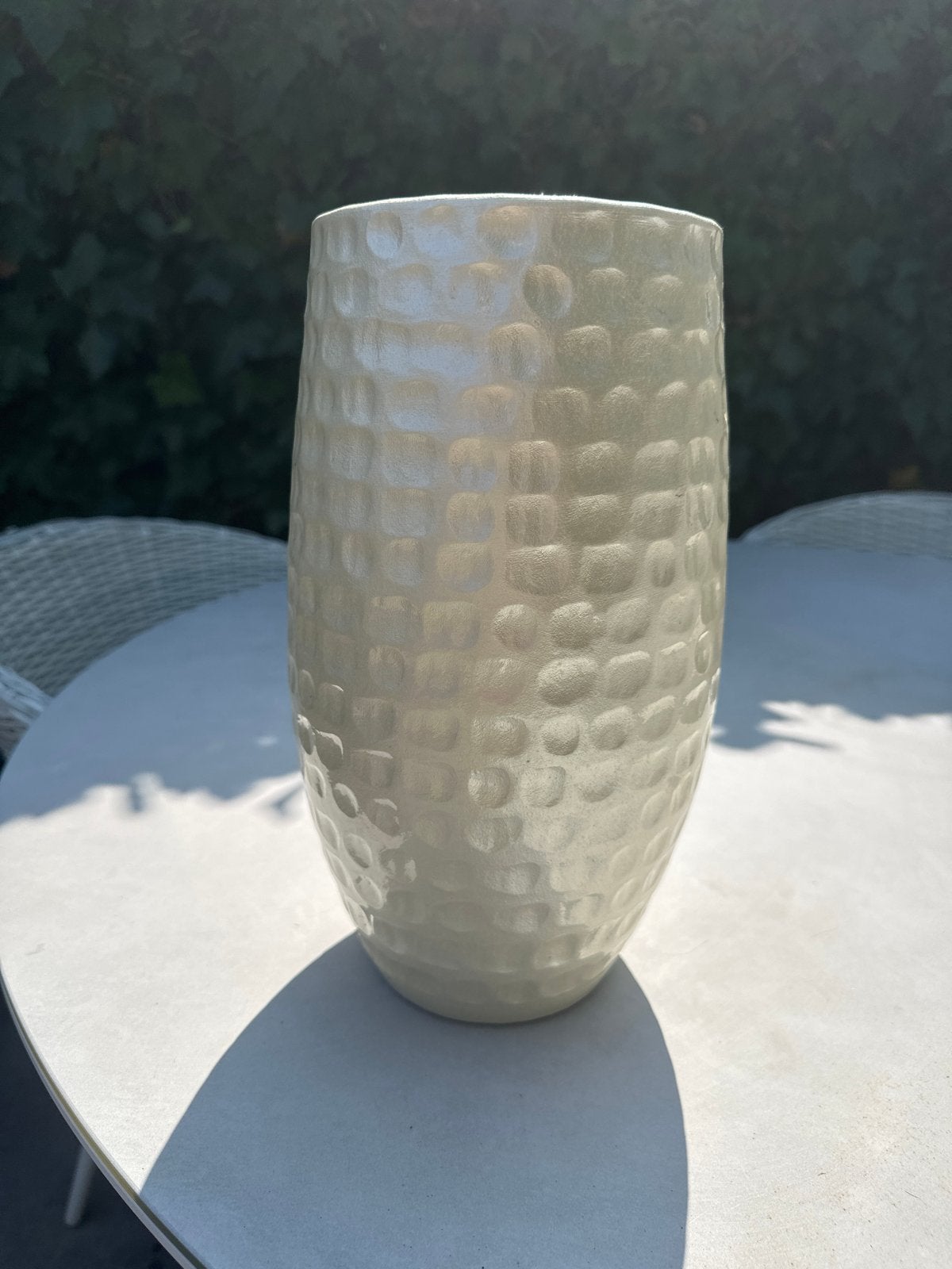 Crèmekleurige vaas/pot met structuur. Parelmoer achtig, Tuin en Terras, Bloempotten, Zo goed als nieuw, Aardewerk, Minder dan 40 cm