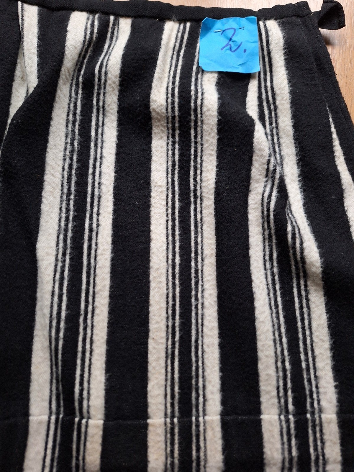 Zwart/wit gestreepte wollen rok, Antiek en Kunst, Antiek | Kleding en Accessoires, Ophalen of Verzenden