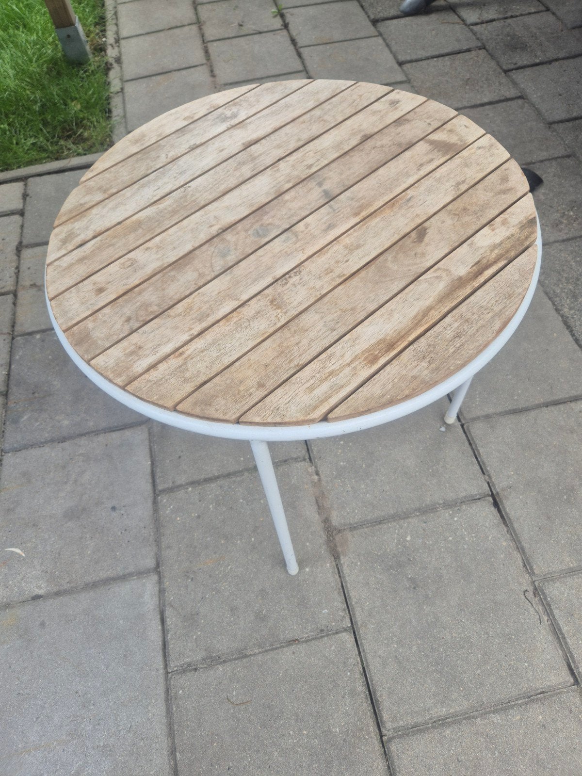 Ronde tuintafel met houten blad en wit metalen onderstel, Tuin en Terras, Ophalen of Verzenden, Gebruikt, Rond, Hout