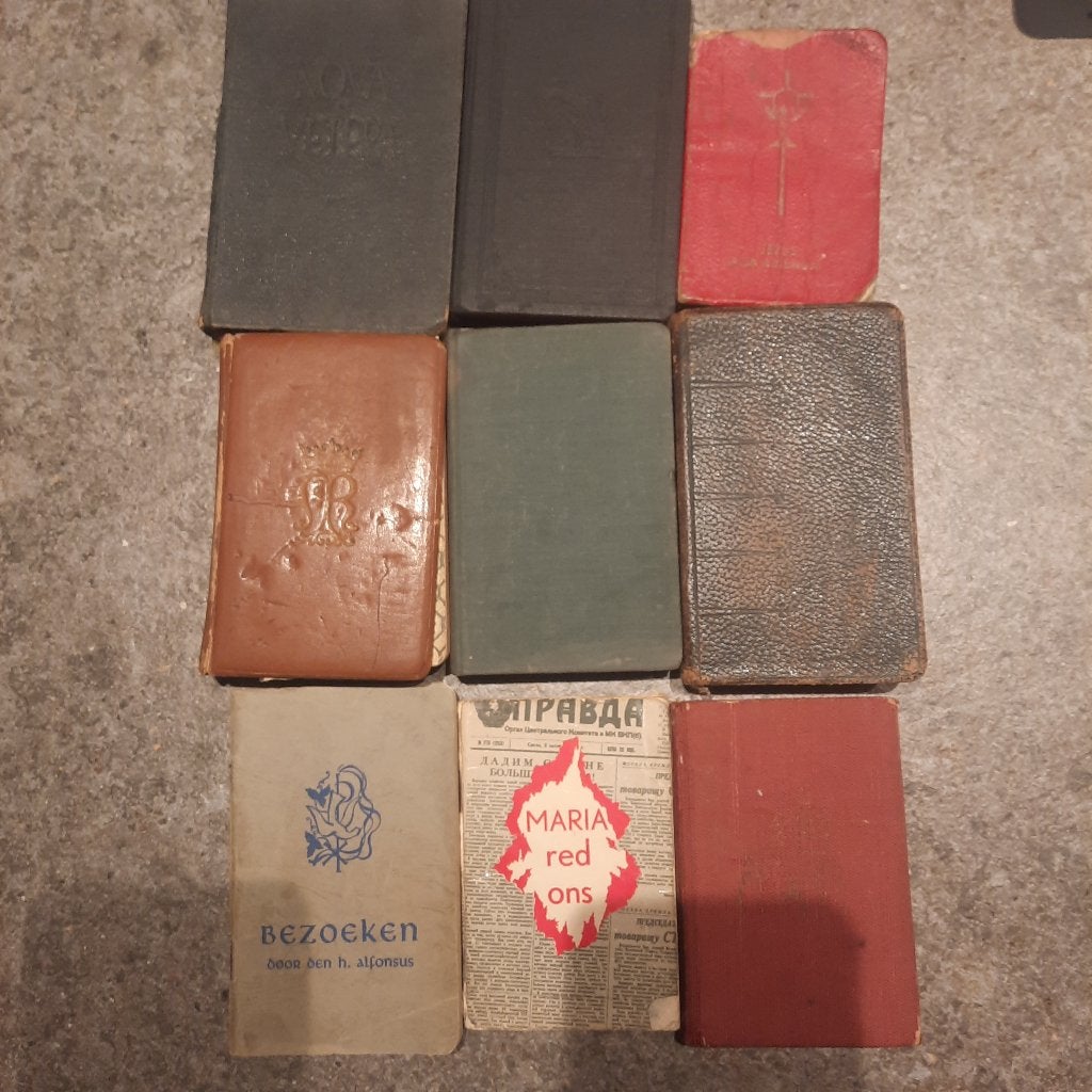 Antieke Bijbels uit Klooster - Jaren '30-'60 - Gebruikt, Antiek en Kunst, Antiek | Boeken en Bijbels, Ophalen of Verzenden, Onbekend