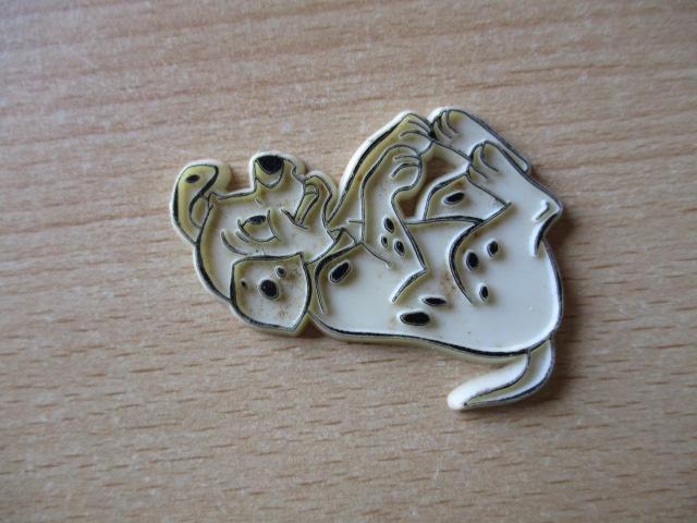 Disney 101 Dalmatiers kunststof plaatje  3.5cm  liggende pup, Ophalen of Verzenden, Overige figuren, Gebruikt, Beeldje of Figuurtje