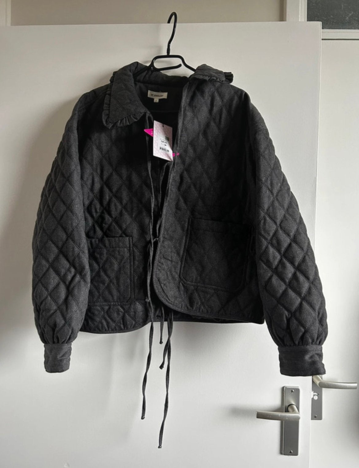Grijze gewatteerde jas met strikjes My Jewellery maat L, Kleding | Dames, Verzenden, Maat 42/44 (L), Nieuw, Jasje