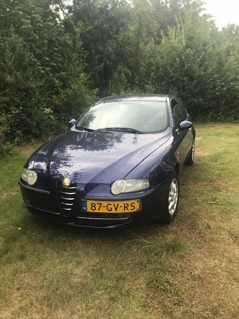 Alfa Romeo 147 1.6 T.spark 16V 77KW 3DR 2001 Blauw, Auto's, Alfa Romeo, Voorwielaandrijving, Stof, Zwart, 4 cilinders