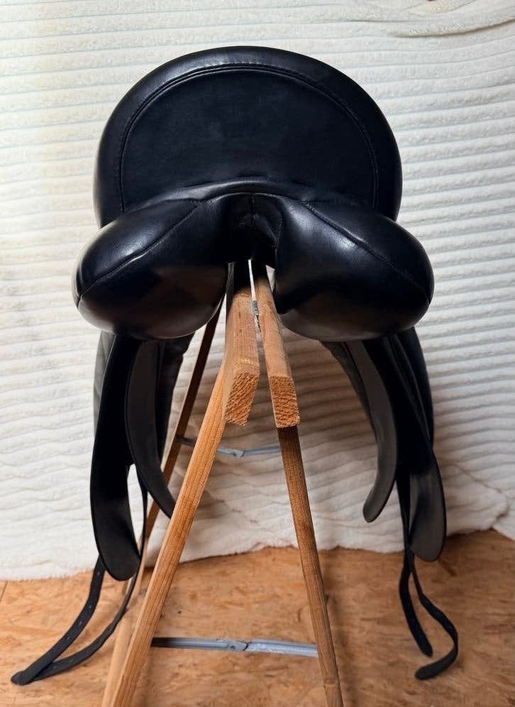 Hulsebos WB4 dressuurzadel 17,5 inch – nette staat, L (17.5 inch), Gebruikt, Dressuur, Inclusief zadelhoes