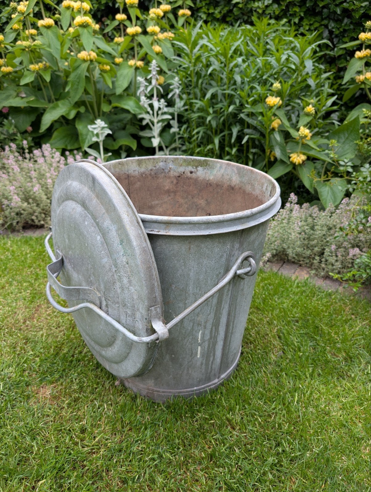Zinken vuilnisbak / plantenbak in goede staat, Antiek en Kunst, Ophalen
