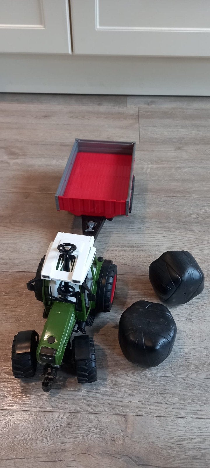 Bruder Fendt tractor met aanhanger en balen, Ophalen, Gebruikt