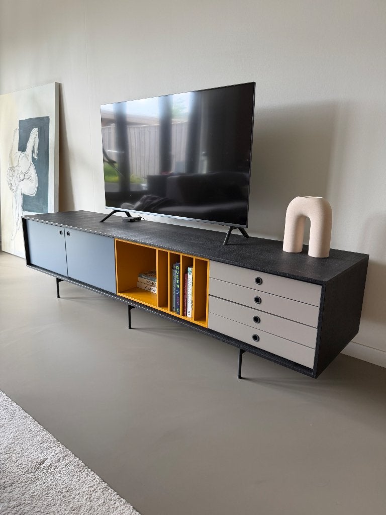 Treku Aura tv meubel, Huis en Inrichting, Kasten | Dressoirs, Gebruikt, Met deur(en), 200 cm of meer, 25 tot 50 cm